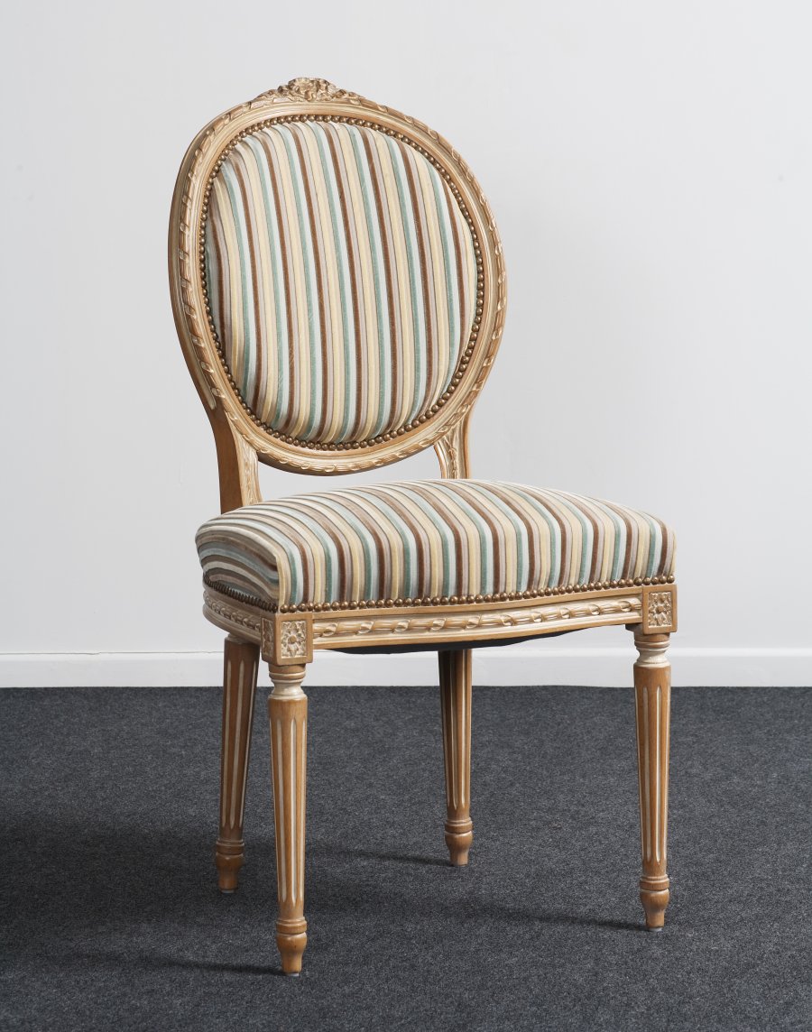 Chaise Médaillon style Louis XVI  Balzarotti  Créateur de Meubles et