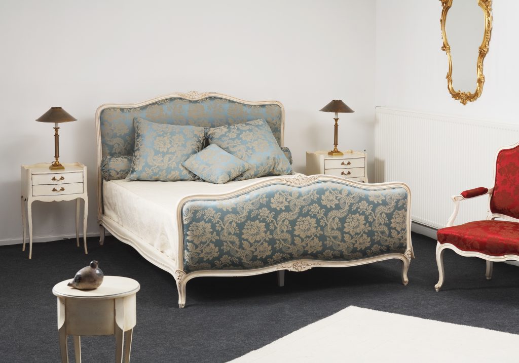 2610540-balzarotti-meuble-siege-style-lit-louis-xv